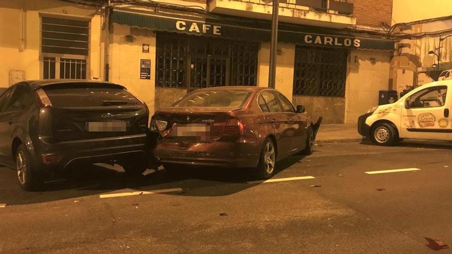 Dos de los primeros coches que sufrieron la embestida del coche en avenida Leopoldo Alas Clarín.