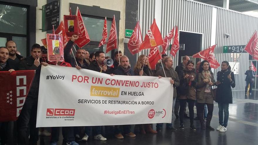 Concentración de trabajadores afectados en la estación de Alicante