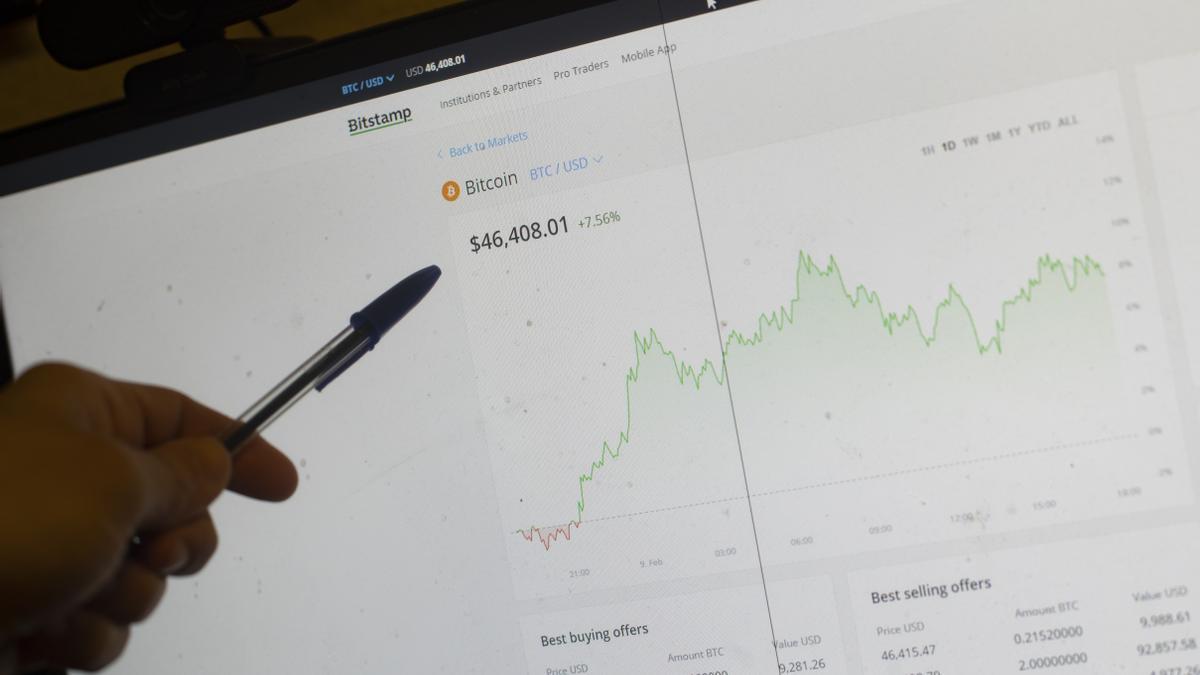 Un internauta utilitza el web Bitstamp per invertir en criptomonedes