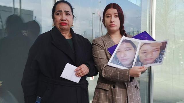 Estefanía muestra las fotos de su estado tras la agresión, al lado de su madre, María Celmery.