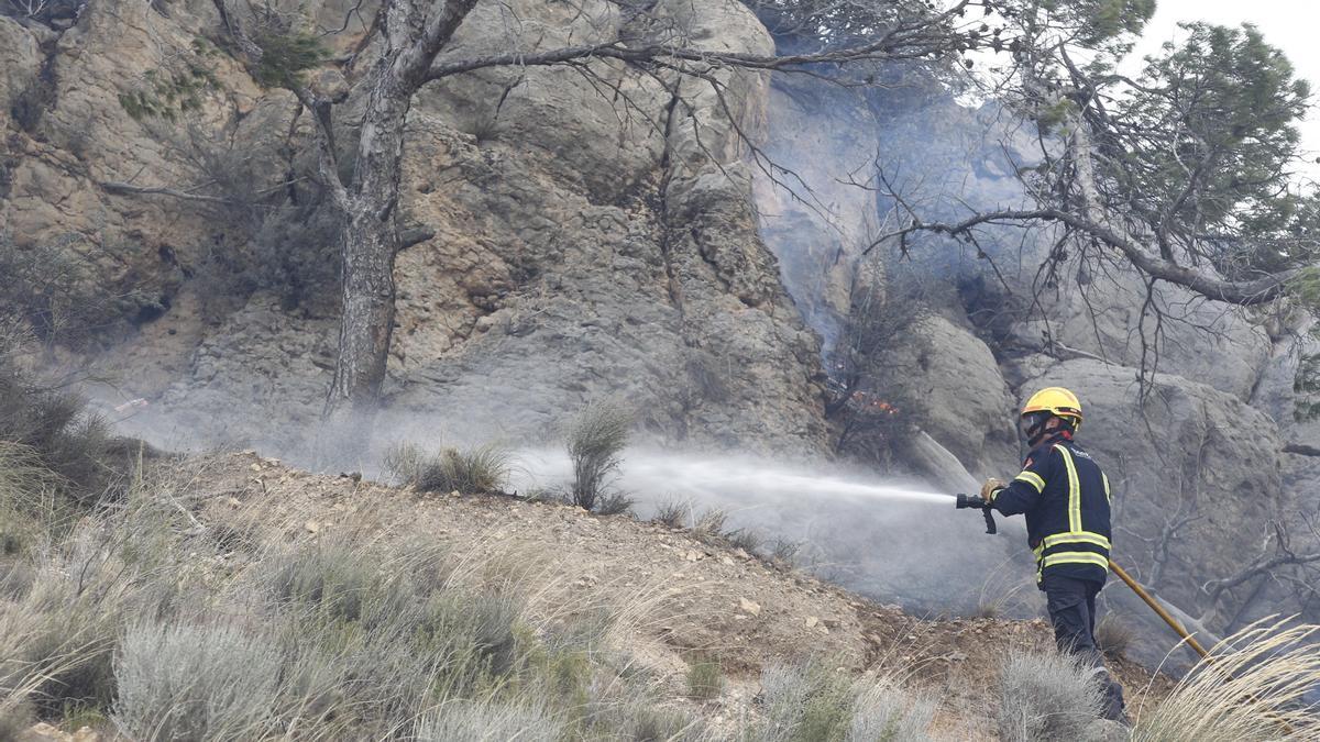 Trabajo de extinción de los bomberos en el incendio de Aigües