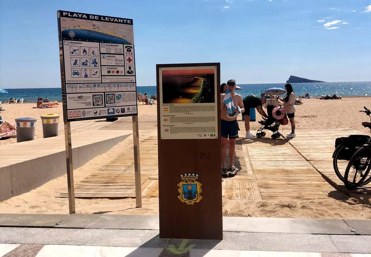 Señalización del patrimonio en la playa de Levante de Benidorm.