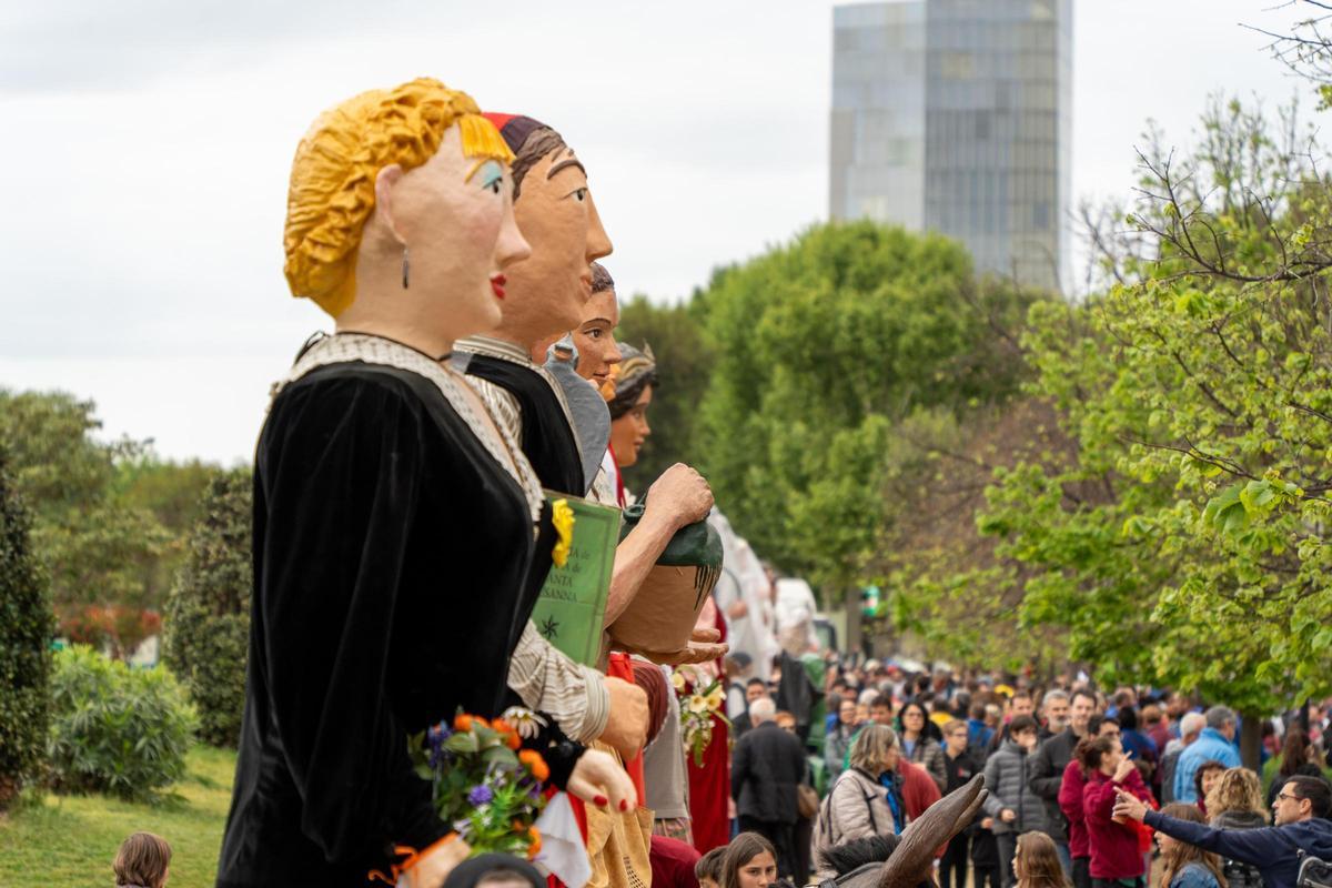 Más de 600 gigantes desfilan en Barcelona para conmemorar los 600 años de esta tradición
