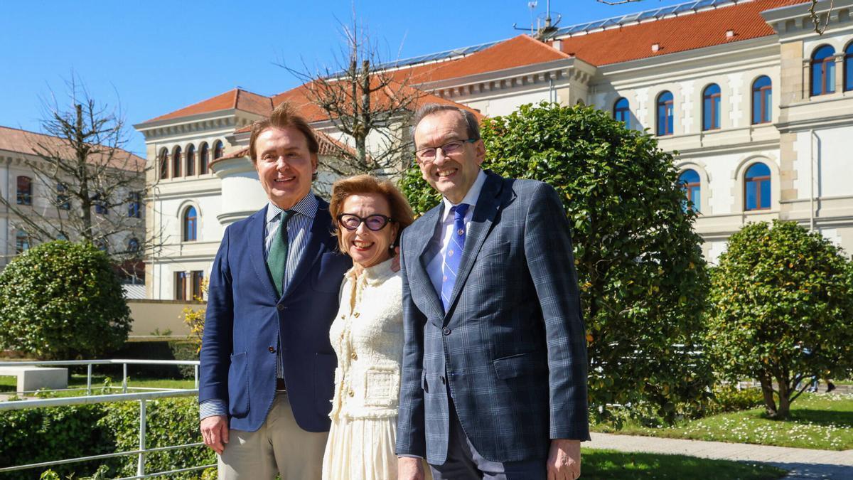 José Alberto Díez, Encarnación Rivas y Jesús Gamallo, en los jardines de San Caetano