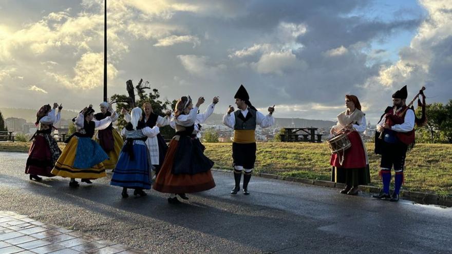 El grupo folclórico «El Xolgoriu», en plena actuación, en el parque de Los Pericones.