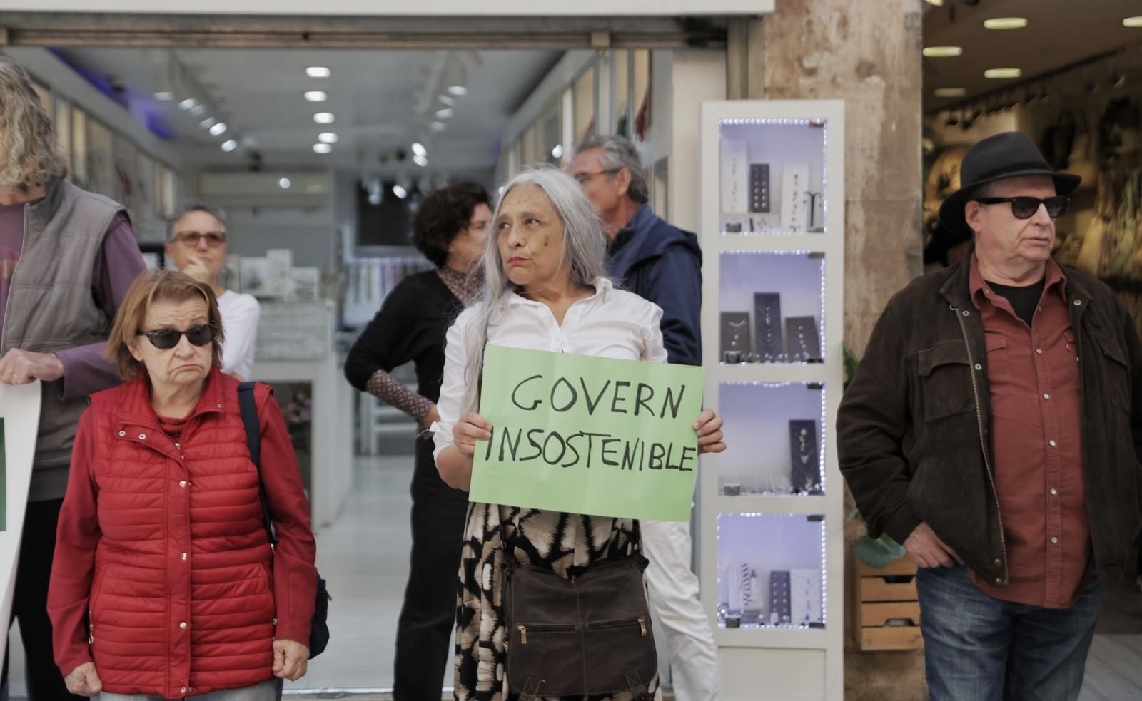 Un centenar de personas protesta a las puertas del Parlament contra el nuevo decreto de vivienda de PP y Vox: