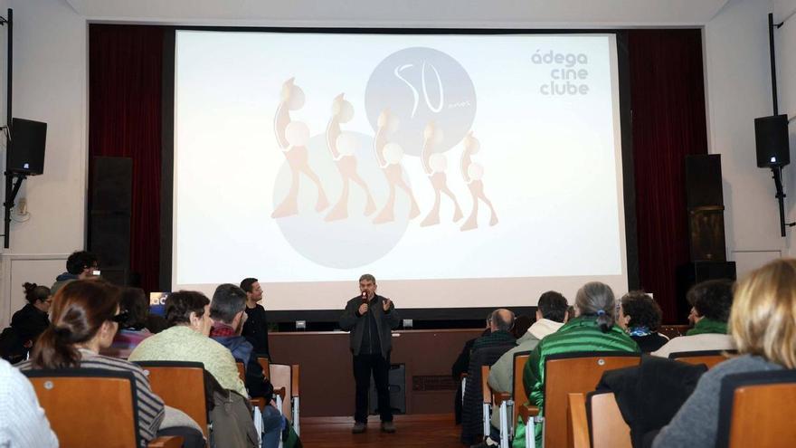 Ádega proyecta la película «Lenny» en el Salón García
