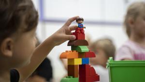 Un niño se divierte con un juego de construcción, en un aula de infantil