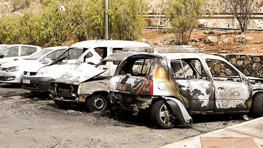 Estado en el que quedaron algunos coches quemados. | sergio pérez