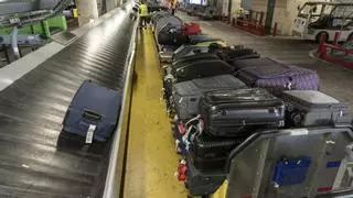 Un trabajador de un aeropuerto desvela por qué unas maletas salen antes que otras en la cinta | Vídeo