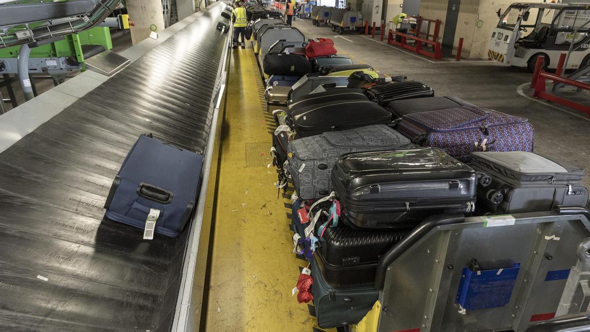 El Prat de Llobregat 29/03/2023 Tema sobre la actualitzación de la zona de equipajes de la T2 del aeropuerto Josep Tarradellas El Prat para adaptarse a la normativa europea. Trabajadores y cintas transportadoras de maletas en la T2 FOTO de FERRAN NADEU