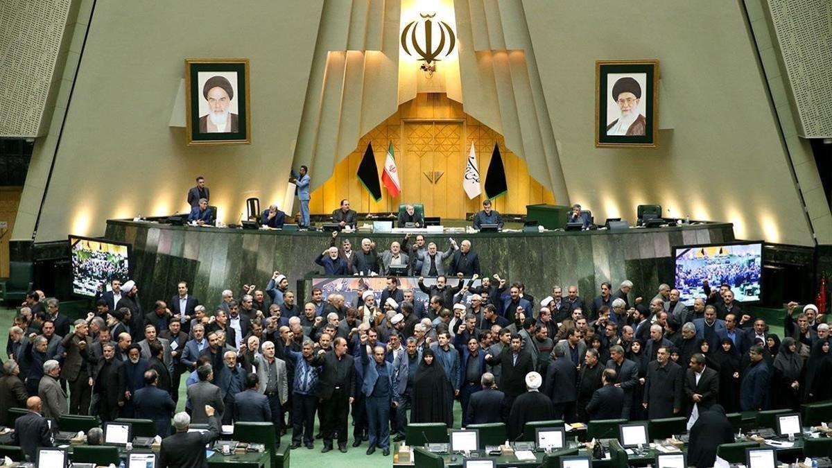 Diputados iranís corean eslóganes contra EEUU durante una sesión en el Parlamento, el pasado domingo.