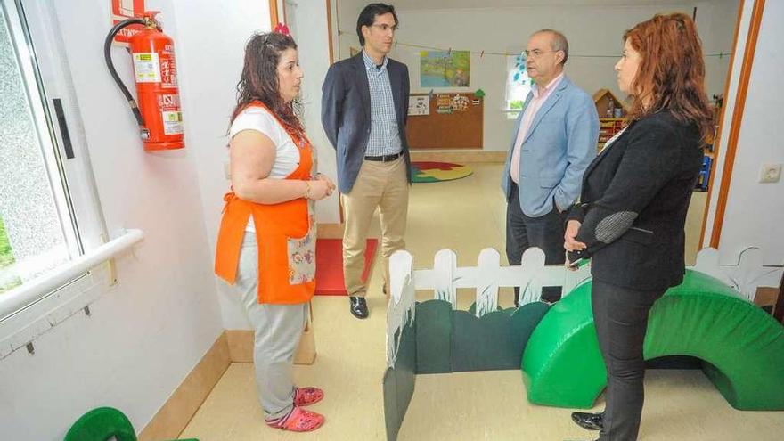 La visita a las remozadas instalaciones de la escuela infantil de Tarrío-Dimo, ayer. // Iñaki Abella