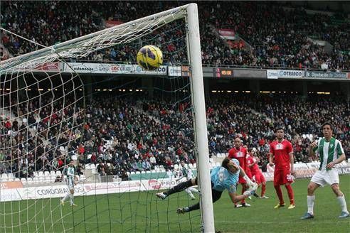 El Córdoba golea al Murcia (5-0)