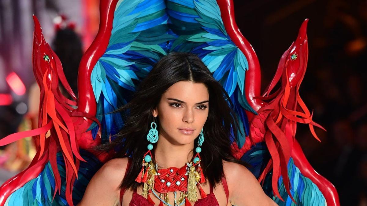 Kendall Jenner desfilando para Victoria´s Secret