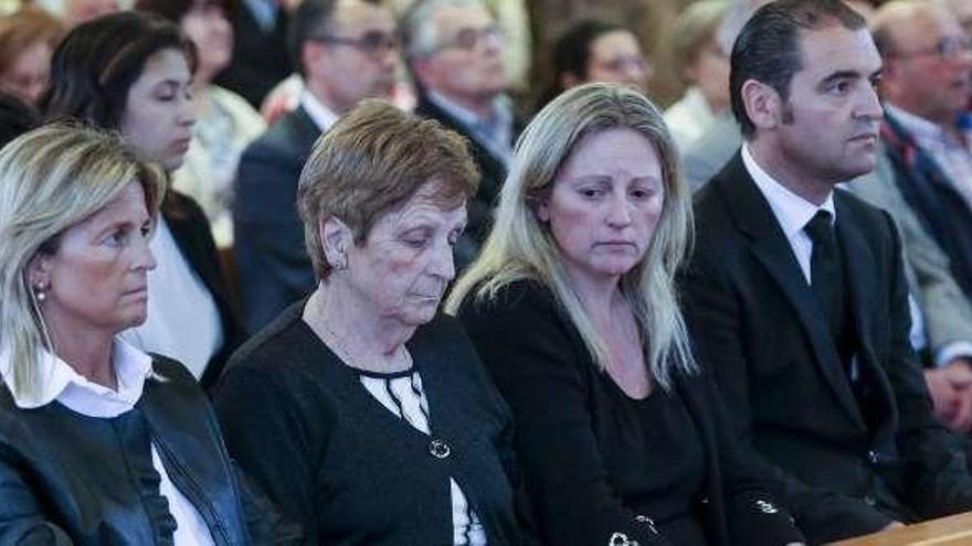 Hijas, viuda y familia de Ángel Menéndez, ayer, en la ceremonia en Los Arenales.