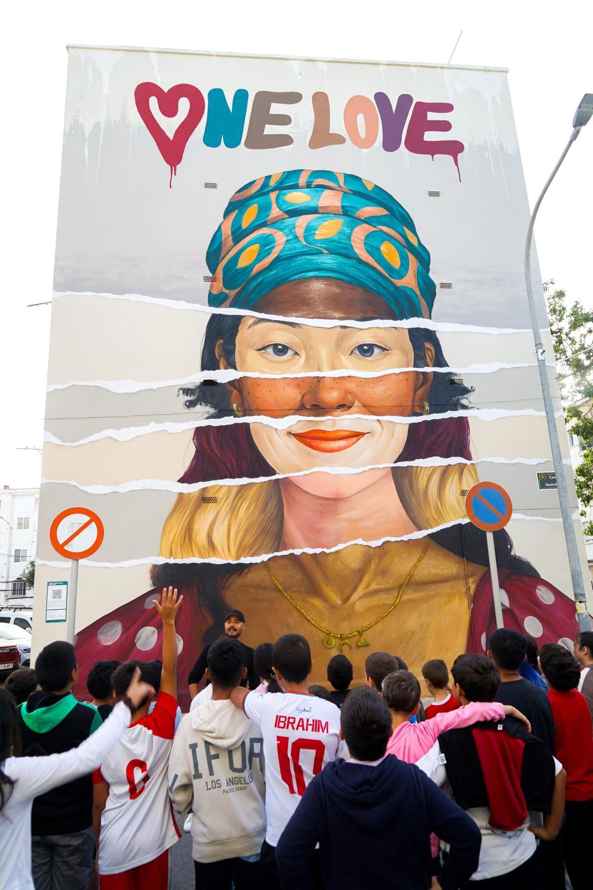 El mural sobre un edificio de Los Grupos en Benetússer.