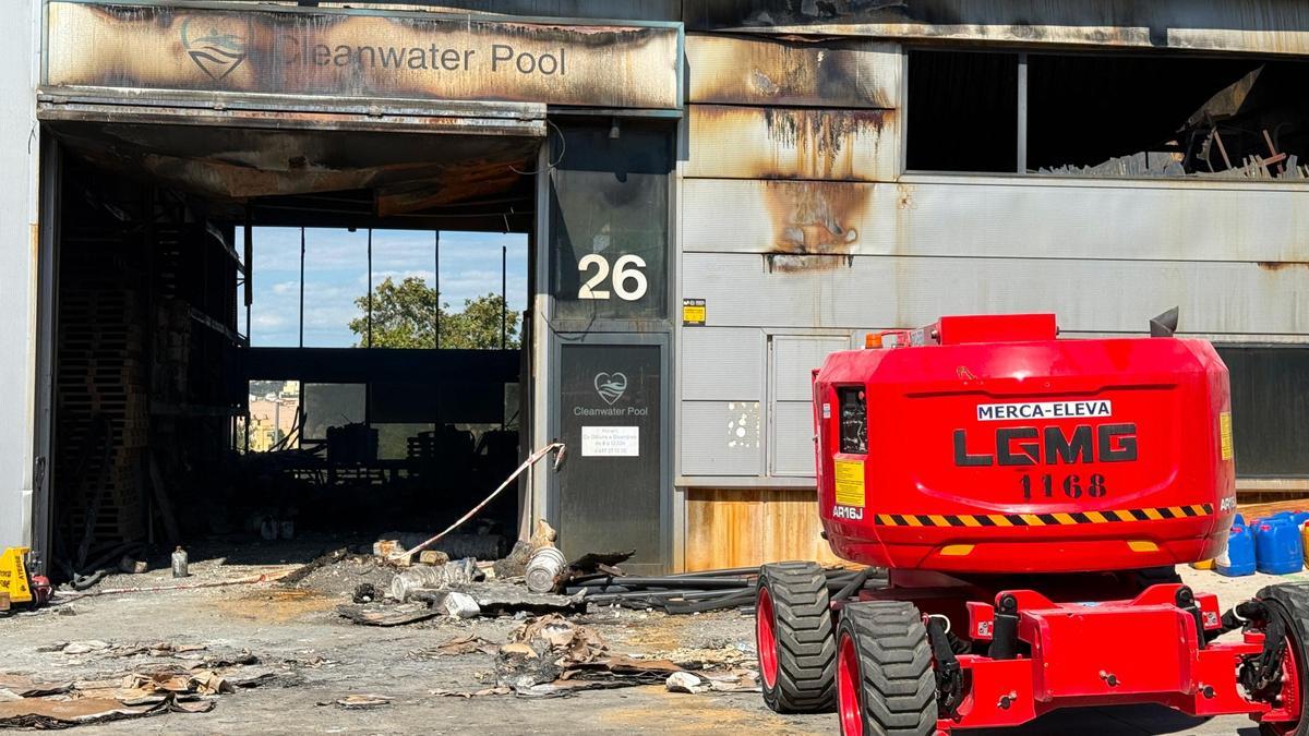 Acceso principal a la nave de Cleanwater Pool, totalmente calcinada, en un polígono industrial de Vilanova i la Geltrú