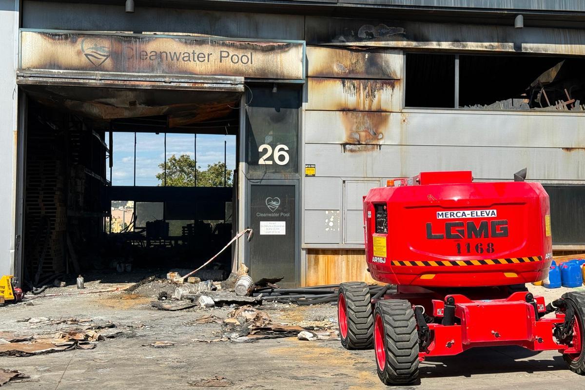 Acceso principal a la nave de Cleanwater Pool, totalmente calcinada, en un polígono industrial de Vilanova i la Geltrú