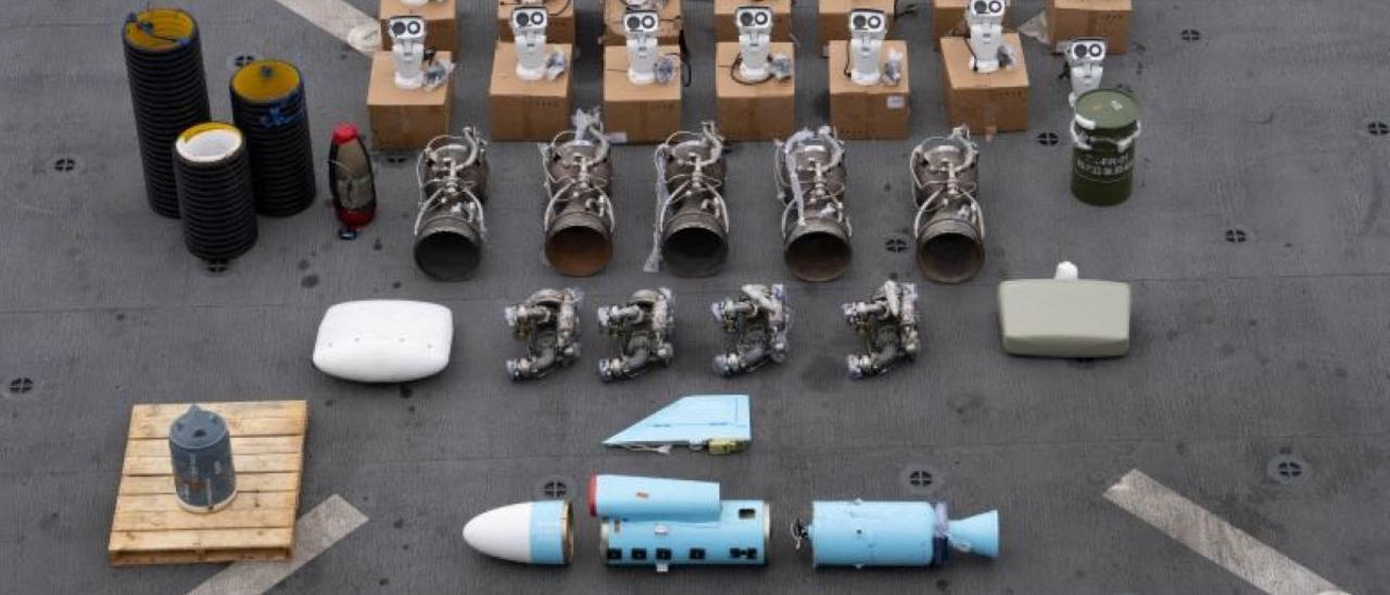 Imagen difundida por el Comando Central del Ejército de EEUU de componentes de misiles fabricados en Irán con destino a los hutíes de Yemen incautados de un barco en el mar Arábigo.