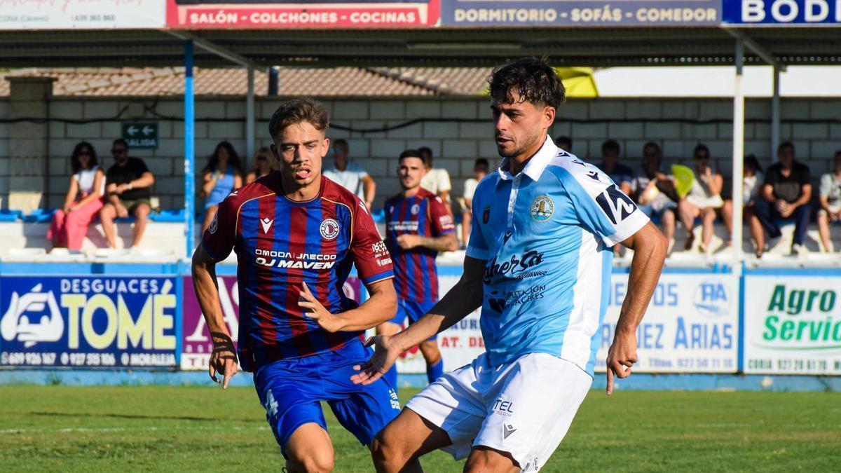 Acción del partido del pasado fin de semana entre el Coria y el Extremadura en el estadio de La Isla.