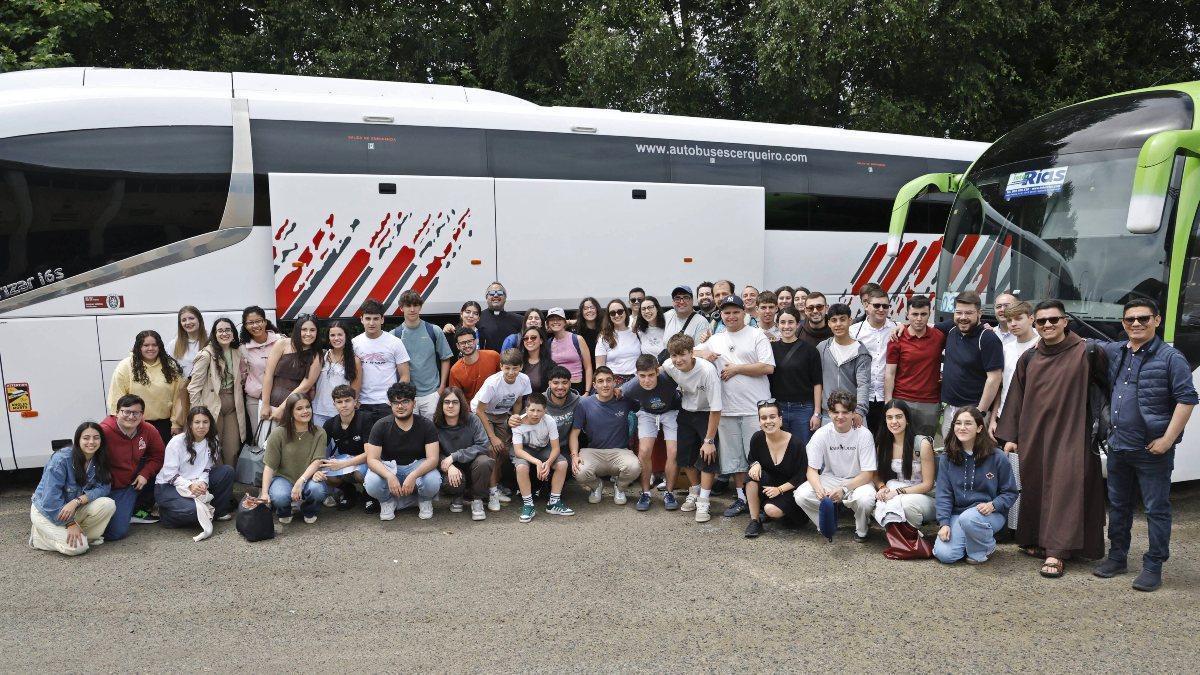 Parte de la expedición compostelana posa en San Lázaro para este diario antes de salir de viaje.