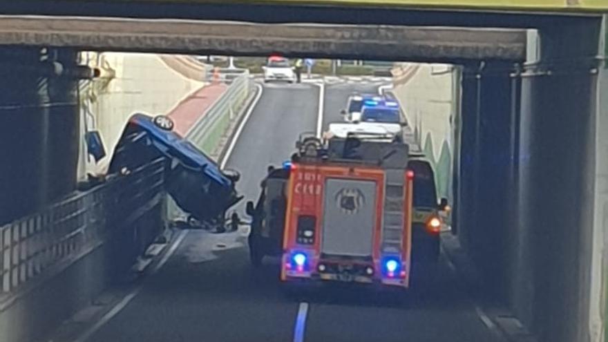 El coche cayó desde el puente del área de servicio.