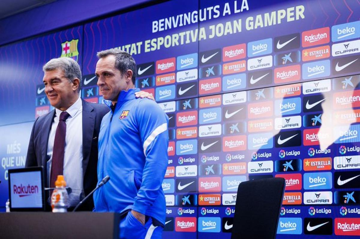 Laporta y Sergi, en la sala de prensa de la ciudad deportiva de Sant Joan Despí.