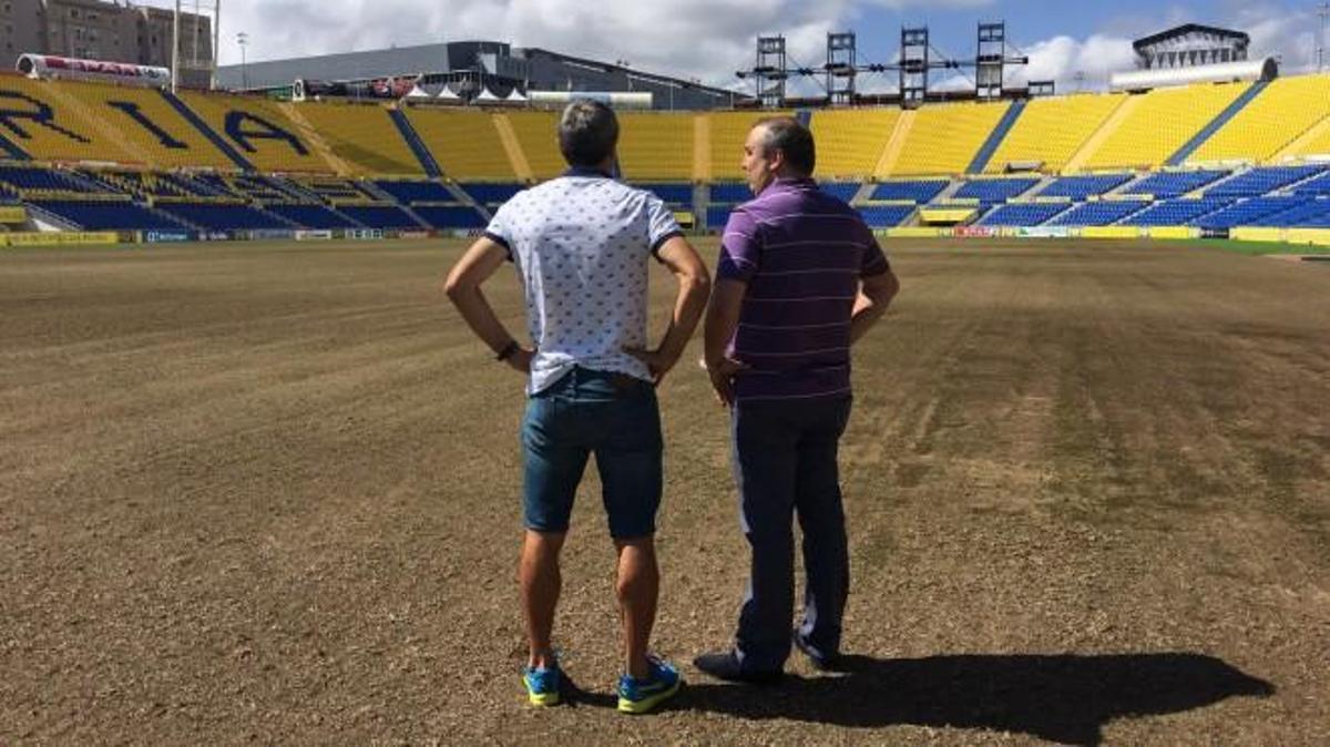 Setién y Ramírez supervisan el césped del Estadio de Gran Canaria
