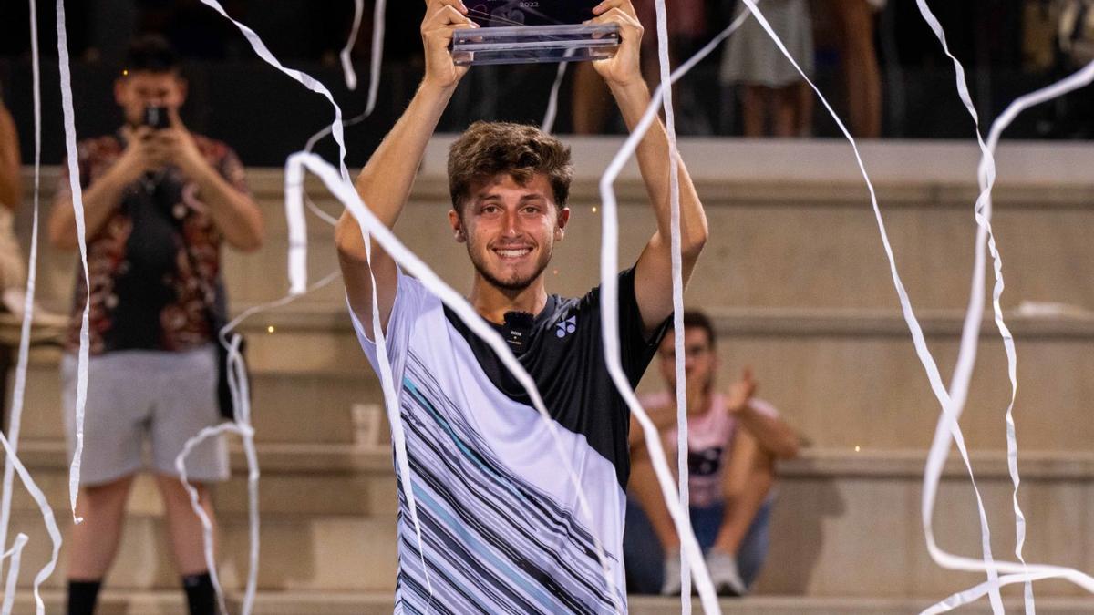 Luca Nardi levanta el título de campeón.