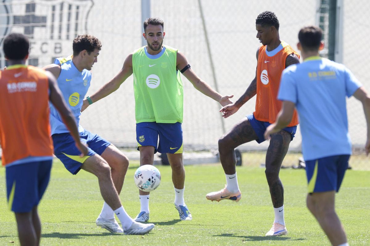Eric entre Christensen y Rashford en el entrenamiento previo al Valencia-Barça.