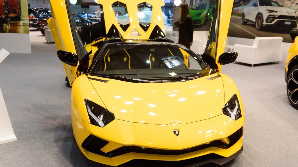 Un Lamborghini Aventador, el coche más caro vendido en España, en una feria de Polonia.