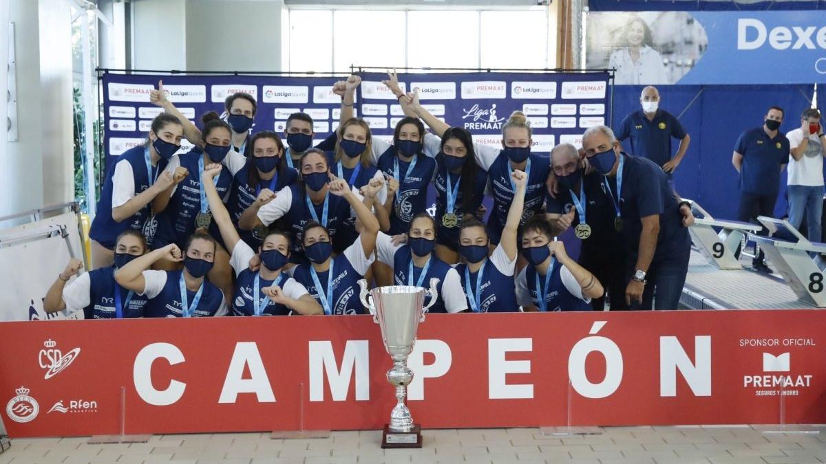 Las jugadoras del Astralpool Sabadell celebran el título en Can Llong.