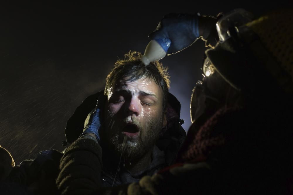 Un home que és tractat amb llet de magnesi després de ser ruixat per la policia amb esprai de pebre durant una protesta en contra de la construcció de l'oleoducte Dakota Access Pipelines, a Estats Units.