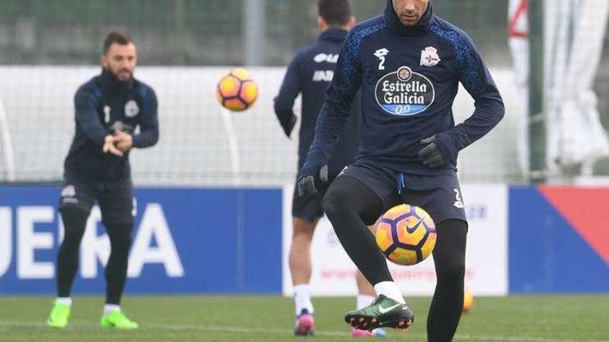 Juanfran golpea el balón en la sesión de ayer.