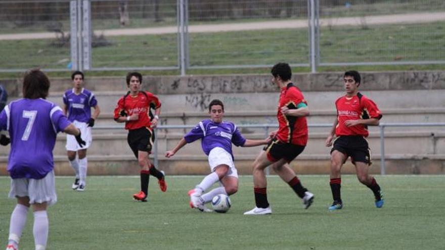 Un jugador del Insycal se lanza para evitar un ataque vallisoletano.