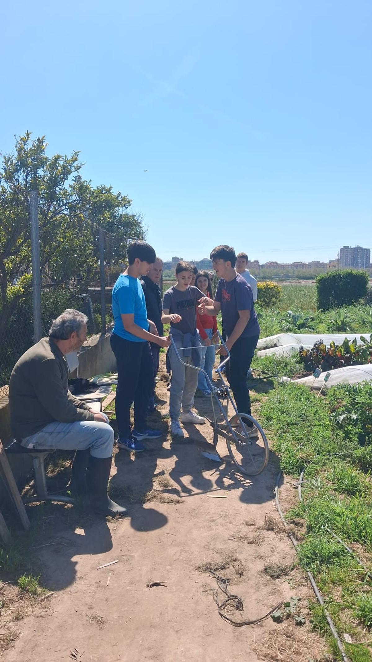 L'alumnat ha viscut una experiència agroecològica amb l'hort Bona Gent