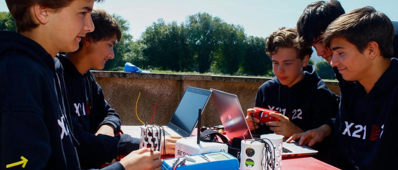 Los cinco alumnos vigueses analizando los datos emitidos por el satélite.