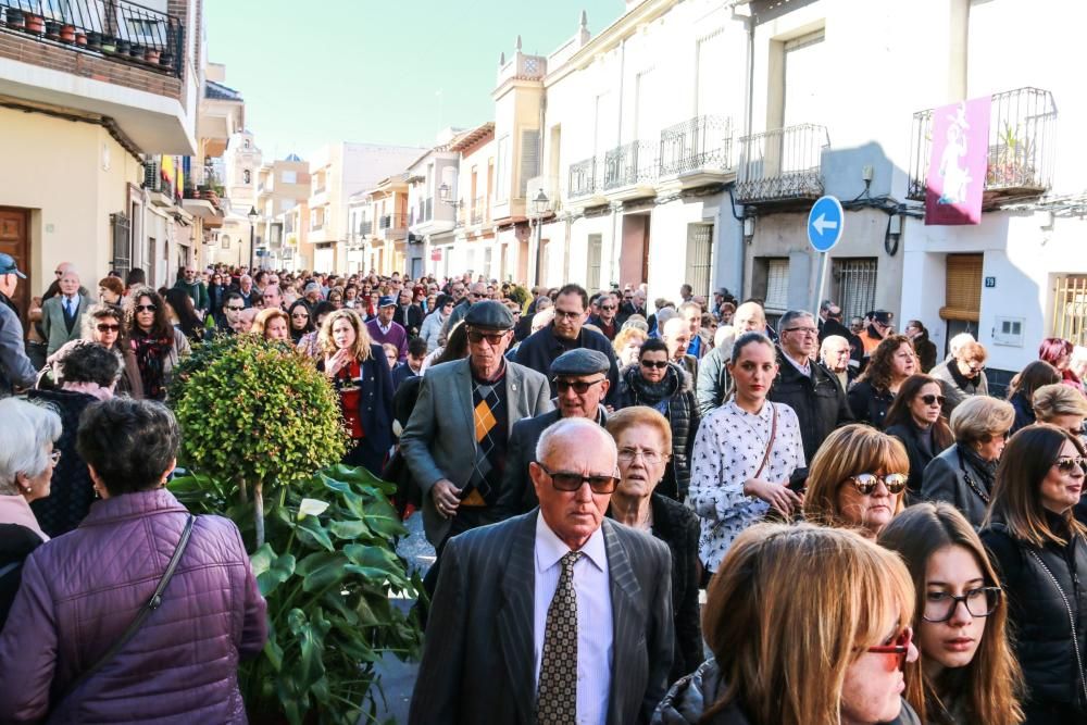 Miles de fieles han acompañado la imagen de Santa Águeda hasta su ermita en un camino jalonado por puestos de dulces