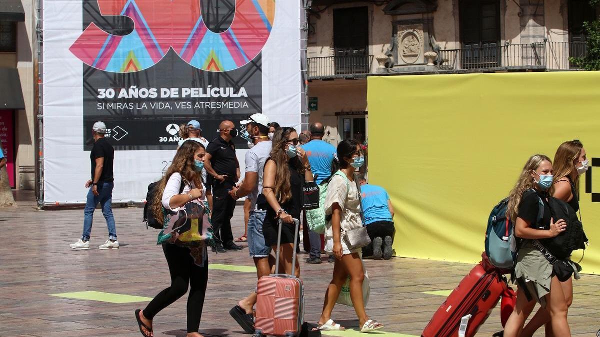 Unas turistas por el centro de Málaga.