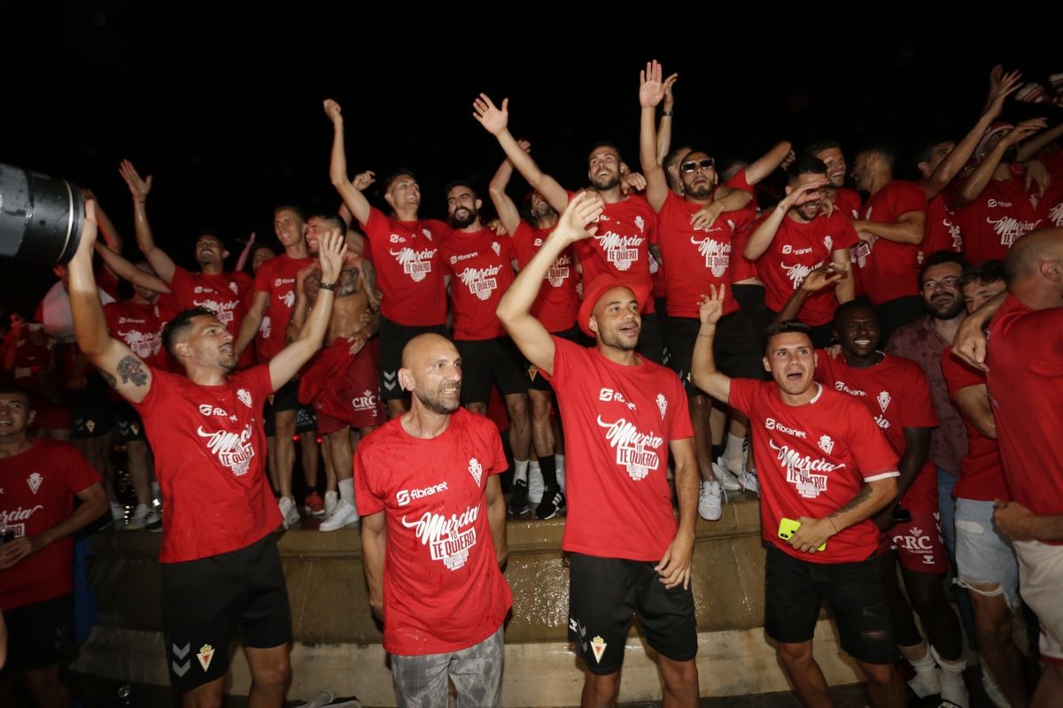 La Circular se llena para celebrar el ascenso del Real Murcia