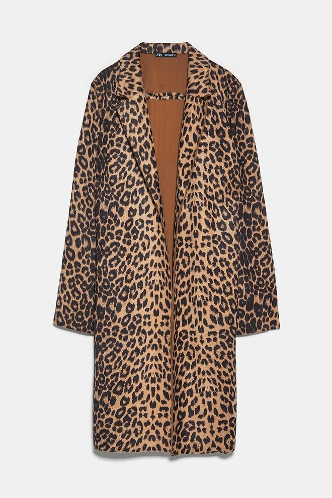 Abrigo de efecto ante con estampado de leopardo, de Zara