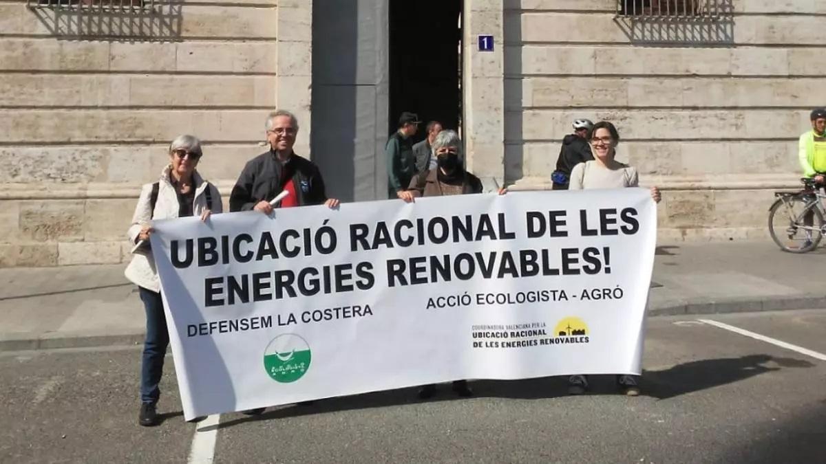 Protesta en Madrid contra las macroplantas solares que afectaban a la Costera.