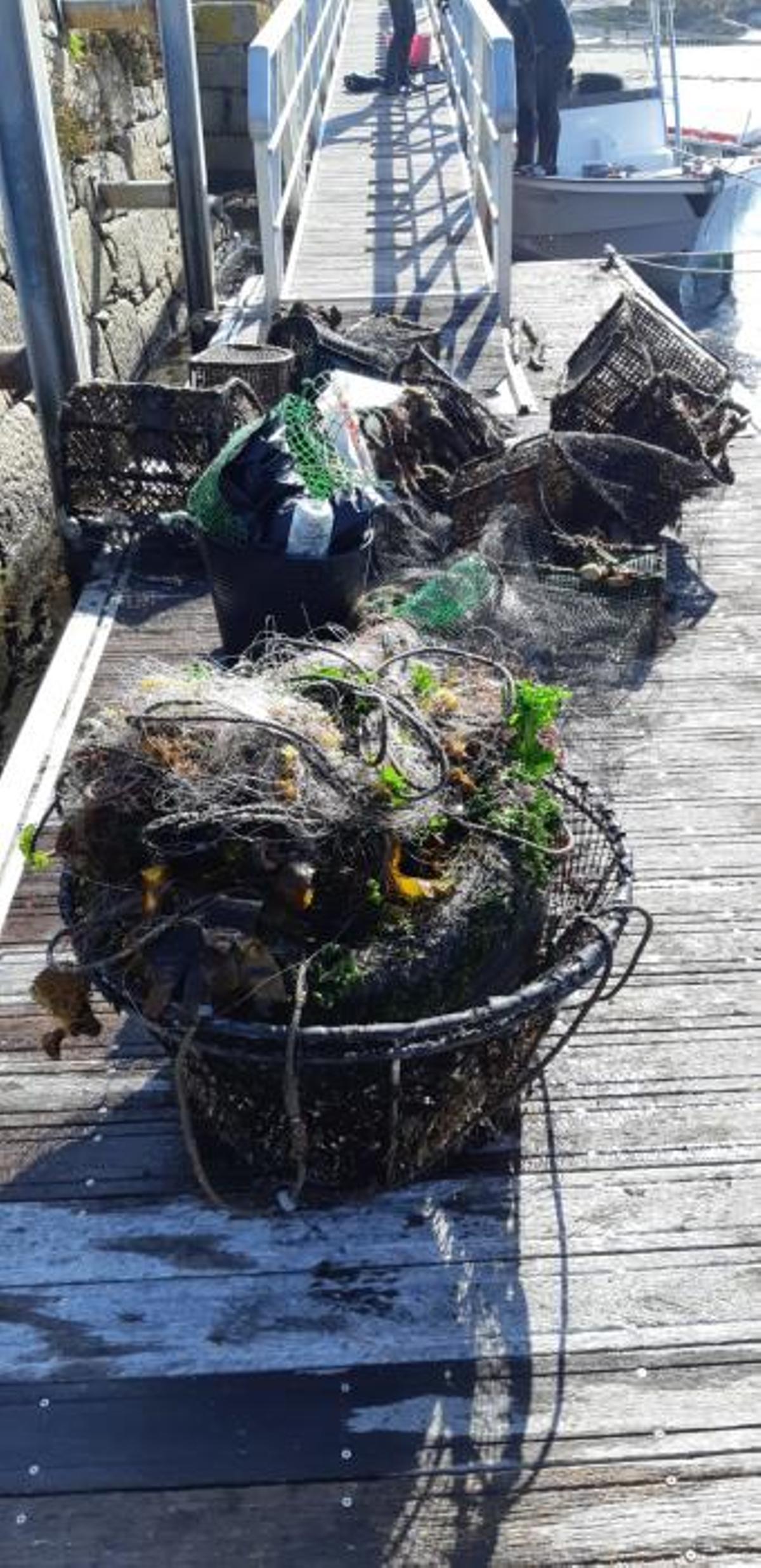 Eliminación de basura marina en Sálvora.