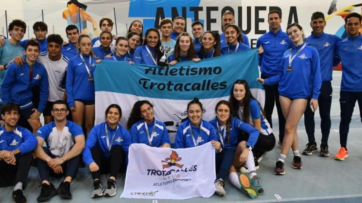 Los atletas del club Trotacalles, a la finalización de la Copa de Andalucía de clubs en pista cubierta.