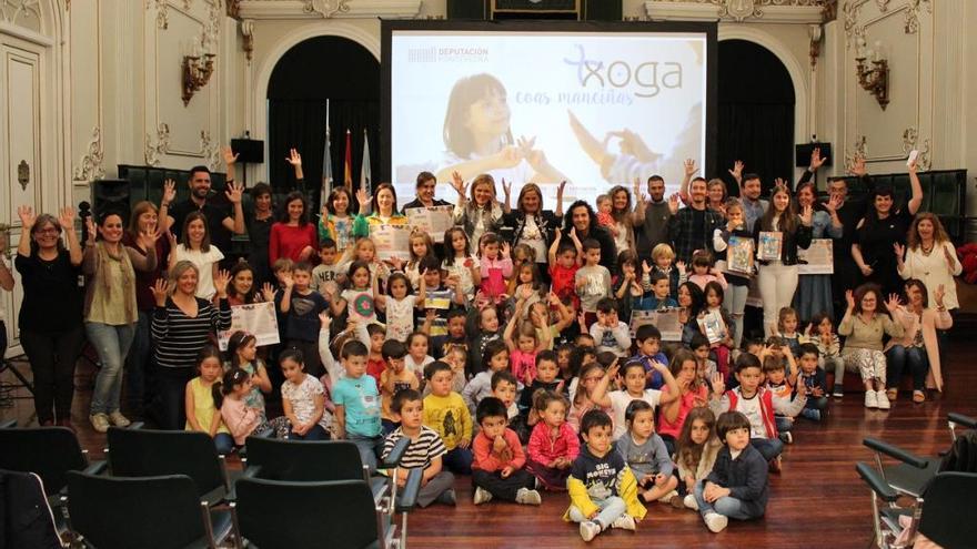 Los pequeños en la entrega de premios de la Diputación. // FdV