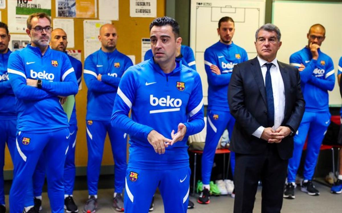 Xavi y Laporta, en el vestuario de la ciudad deportiva de Sant Joan Despí