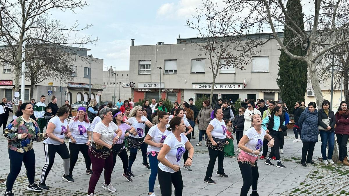 Actividades en la plaza del quiosco de Cerro de Reyes.