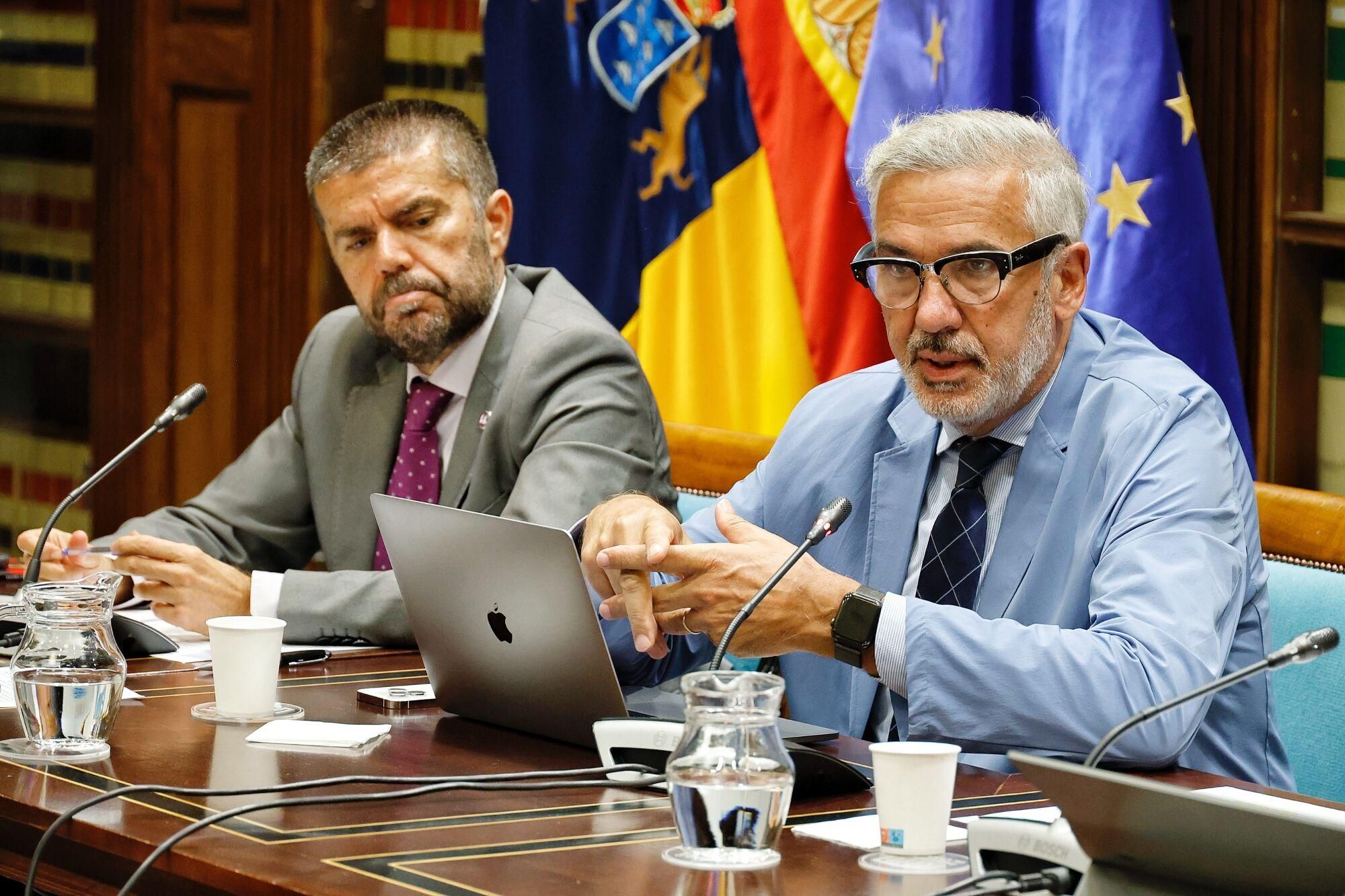 Los rectores canarios comparecen en el Parlamento regional para valorar la ley de ciencia.