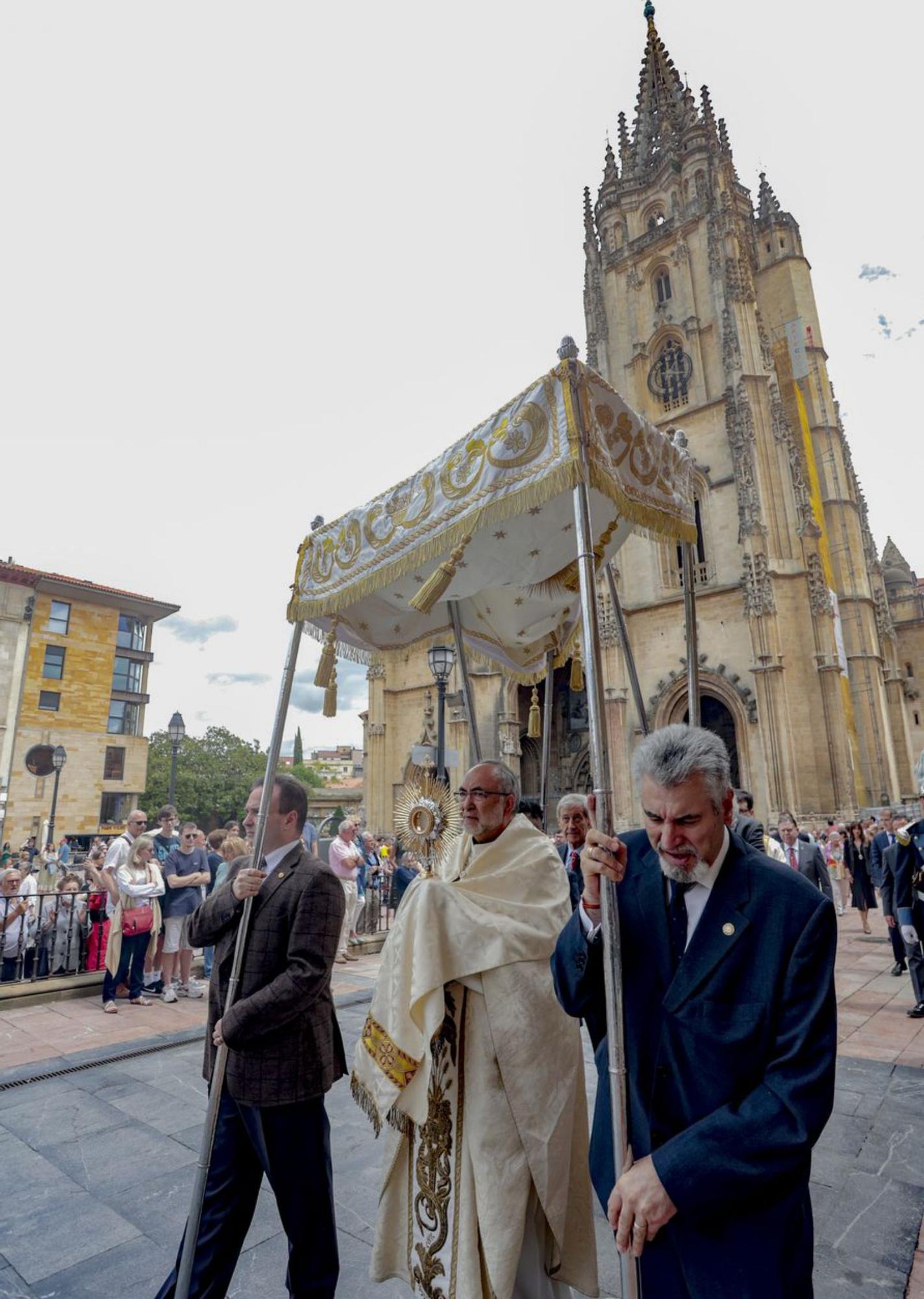 El Arzobispo conduce el Santísimo Sacramento bajo palio frente a la Catedral. 